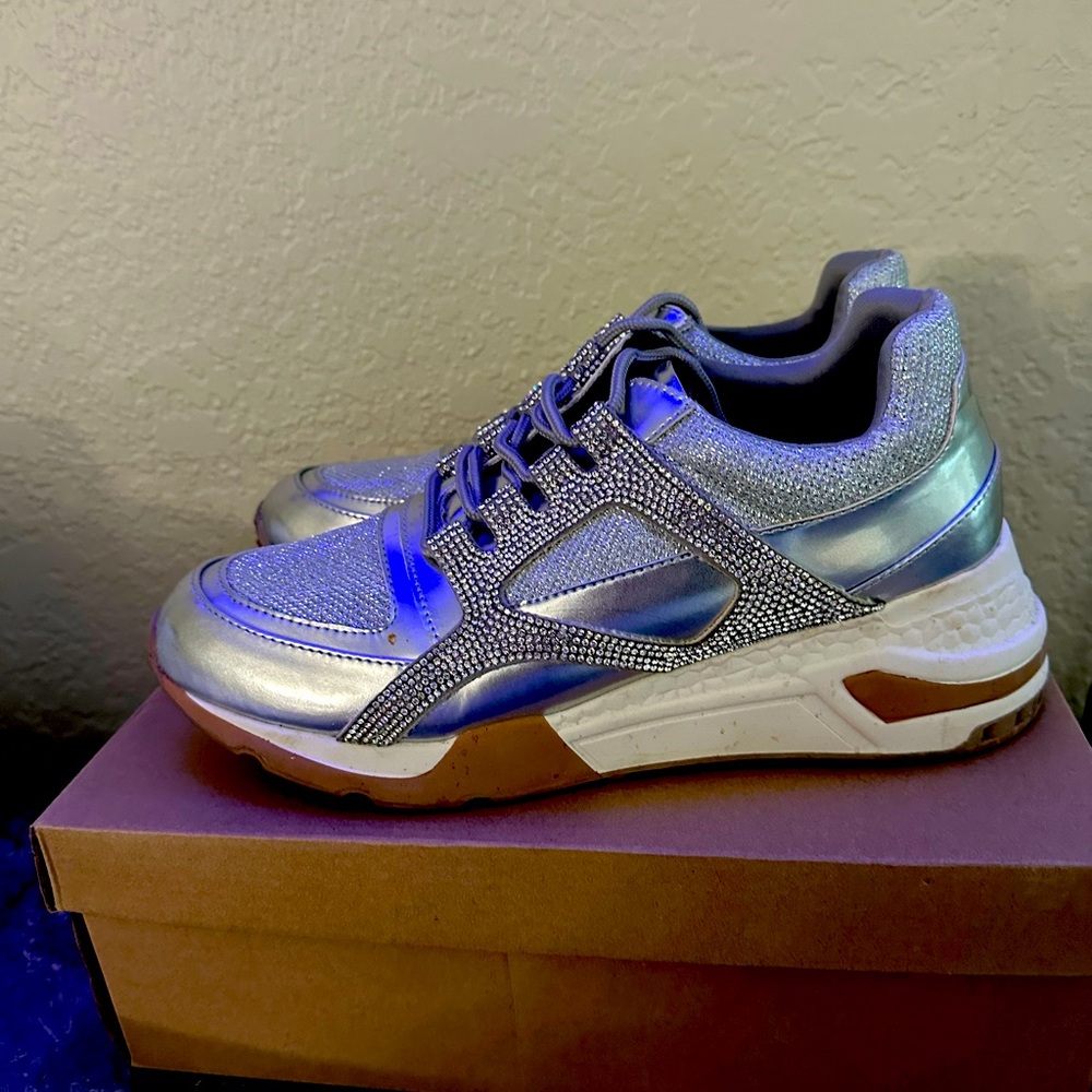 Steve Madden  🩶🤍🩶🤍🩶🤍Chome/Silver Rhinestone sneakers